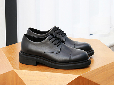 ��������Ӣ����Ƥ����ͷ�±���ʿ��������ƤЬ��ͷ���ߺ�׺�ɫ