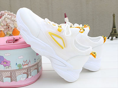 �Դ�Ůѧ���ٴ������˶�Ь2022���¿��ϵ�Ь͸��С��Ь