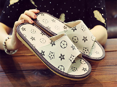 ��������Ƥ��Ь�������ڵذ�����Ҿ���������Ь��Ů����