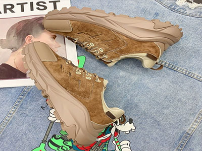 ����ŷ��վ2023�ﶬ�¿���ƤԲͷ�����ϵ�Ьϵ�����������˶�Ь