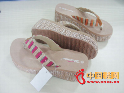 ����ֱ������EVA������Ь����ӭ�����������ǰ��Ǣ̸����