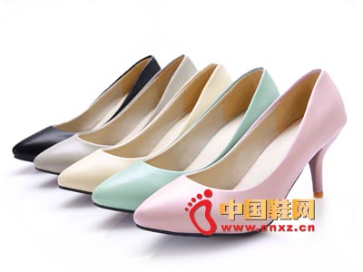 2014����ٴ��ͷϸ����Ь�ǹ�ɫ�պ���ʱ��Ů�߸�Ь����