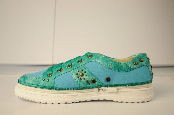 ��Ӧ����Ь