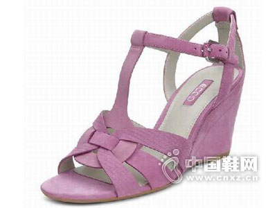 ����ŮЬȫ���������̼����У���ӭ���Ϲ˿�ǰ��Ǣ̸